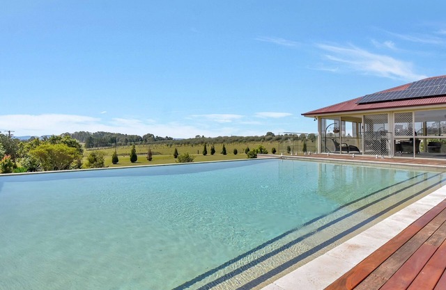 Noble Willow Estate Lovedale. Super Spacious, with views and pool