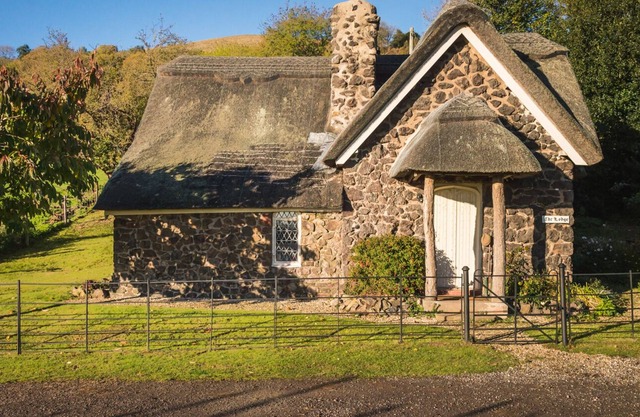 NORTH LODGE, pet friendly, character holiday cottage in Ledbury