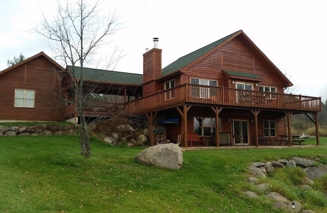North north enough! Central Wi-Fi home on beautiful large Eau Pleine Resevoir