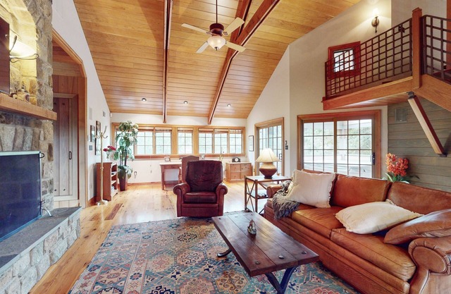 North Potomac escape with balcony, pool, streaming, full kitchen, W/D, & AC