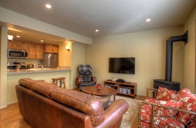 North Tahoe Condo, 2 Pools, Hot Tub, 0.5m easy walk to beach. Lvl 2 EV Charger