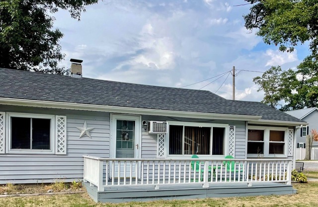 North View Cabins #1 - Comfortable 2Bed/1Ba Cabin with Private Deck on the Lake!