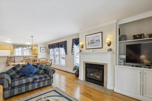 Northern Lights: 3 br, fireplace, free ski shuttle, a/c, walkable Village location
