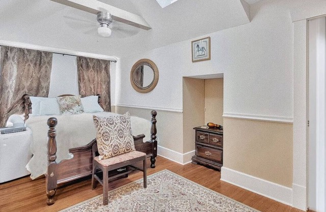 Northshore Room at ONE Inn, steps to Downtown St. Pete: Ideal for all guests!