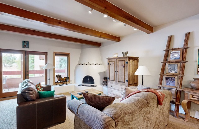 Northside Hideaway with Mountain Views & Air-Conditioning | Minutes to Plaza