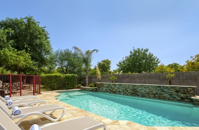 Northview Manor - 6BR near Stadium, Pool & Theatre
