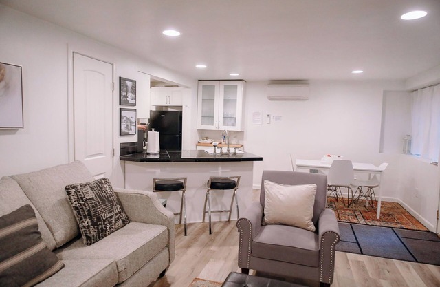 Northwest Nob Hill 97 walk score! Free Parking! 600 sq.ft.