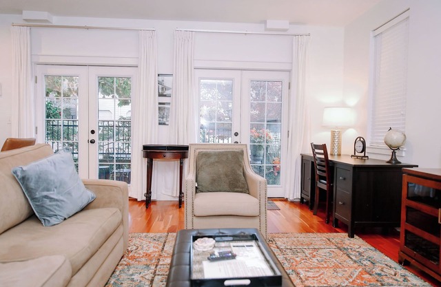 Northwest Nob Hill! Free Parking! Walk to it all! 97 walk score 930 sqft roomy1