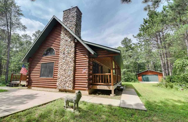 Northwoods Hideaway – Near Lake, Trails, Fireplace & Fire Pit for Year-Round Fun