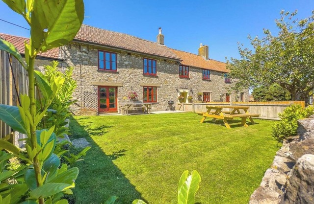 Norton Court Cottage (Spacious-Rustic Cottage-Dog Friendly-w