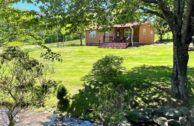 NOW BOOKING - Kickback Creek - Cabin On Babbling Creek, W/WIFI & Fire Pit!