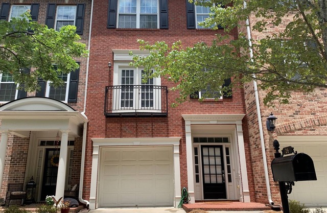 nTownhouse with pool, tennis courts and gym. Easy access to highway and Studios