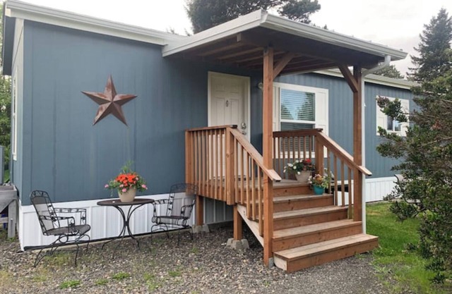 NW Retreat, convenient 3 block walk to Main Street