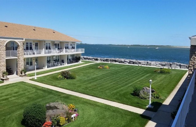 NW302 East Marina Court, Unit B2