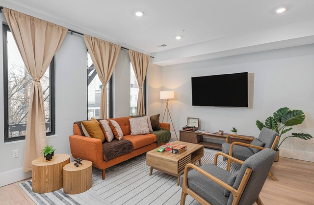 NYC Traveler's Dream: 3BR Designer Home with Quick PATH Access to Manhattan!