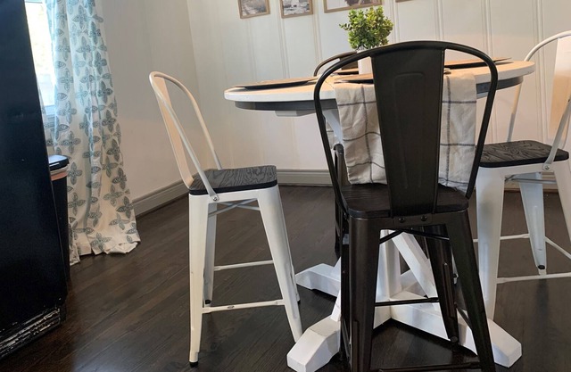 O.H. La La-3 bd, 2 ba near Tailgate Brewery West