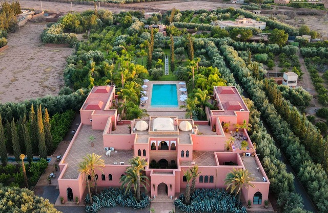 Oriental Palace in a beautiful 2 hectares oasis in the Marrakech countryside