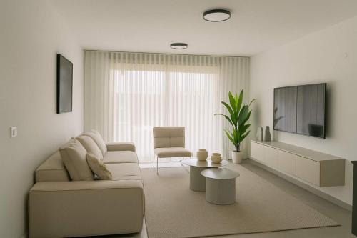 O&O - 2 BR Stylish & Modern Apartment