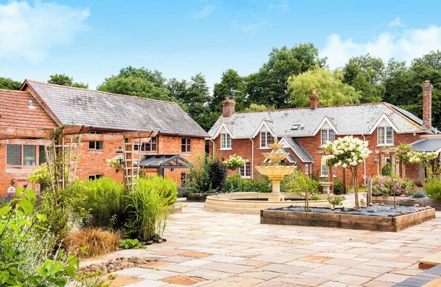 OAK COTTAGE, family friendly, character holiday cottage in Aylesbeare