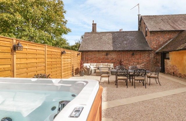 OAK COTTAGE, pet friendly, luxury holiday cottage in Bere Regis
