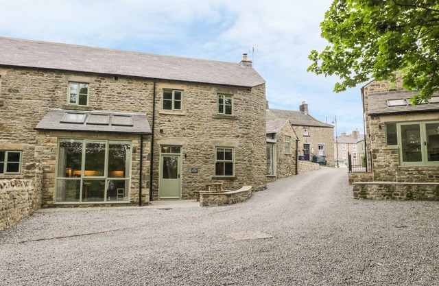 OAK COTTAGE, pet friendly, with a garden in Middleton-In-Teesdale