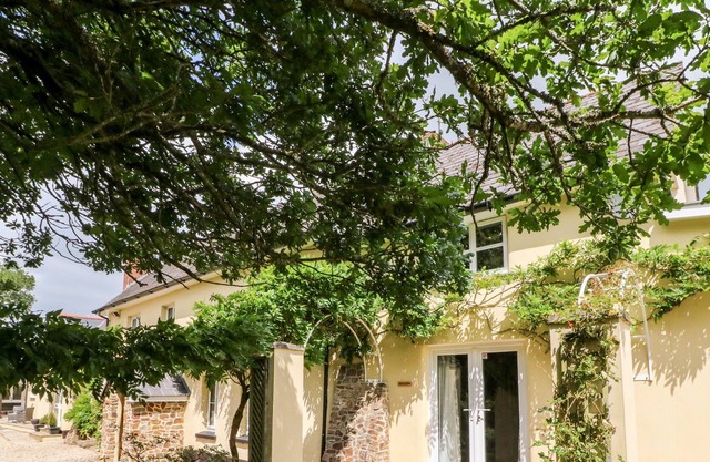 OAK TREE COTTAGE, pet friendly, with pool in Winkleigh