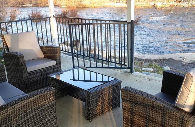 Oasis Riverfront House -10 min to Sequoia