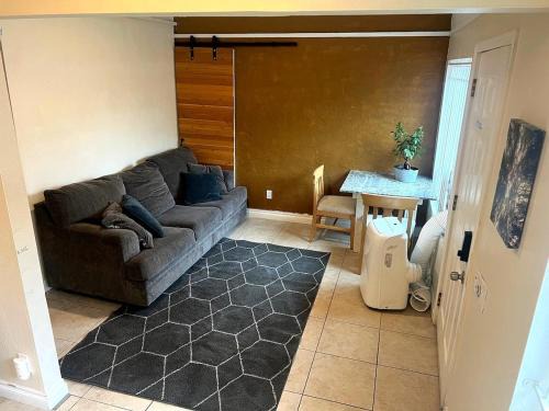 OB Getaway Fenced Yard, Walk to Beach & Cafes