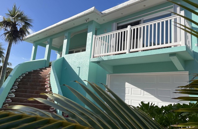 Ocean Breeze, steps to the beach! Generator, Starlink internet, filtered water.
