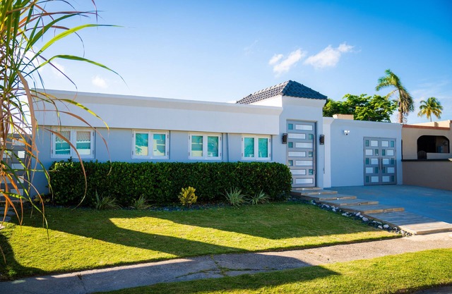 Ocean Breeze Villa Retreat - PRIVATE POOL/WALK TO BEACH/PET FRIENDLY