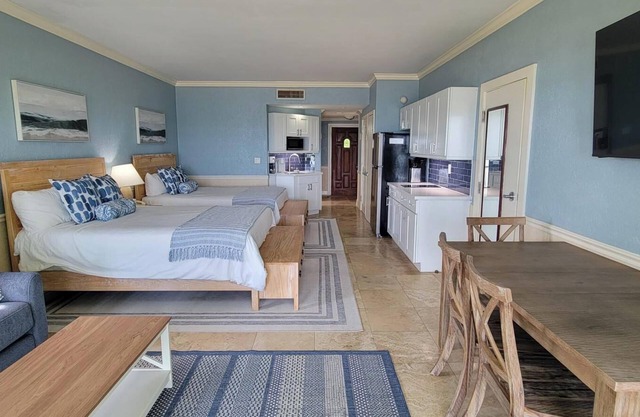 Ocean Front Cottage with Kitchen - Old Bahama Bay Resort. Dockage Available.