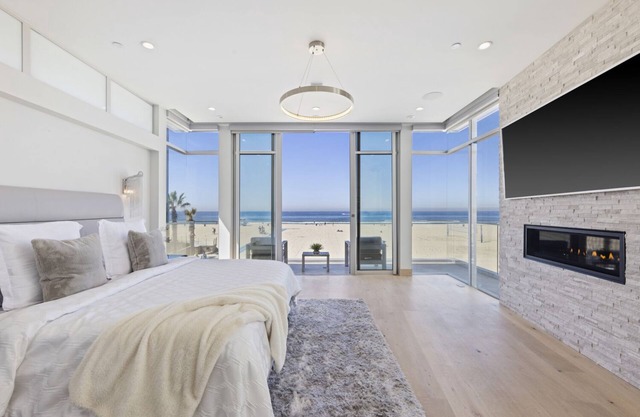 Ocean Front Villa!- 15 Minutes from LAX Airport, Sofi, Intuit Dome and Forum