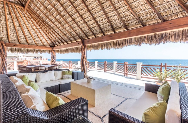 Ocean View 3 Bedroom Penthouse with Resort Amenities Overlooking the Pacific!