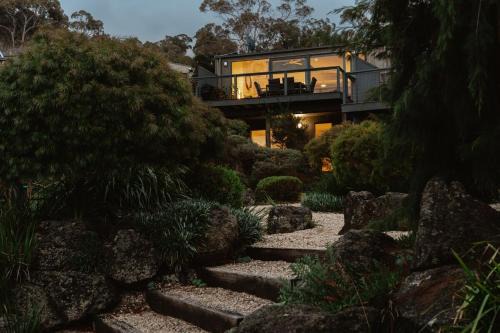 OCEAN VIEW Coastal 3 BEDROOM Retreat in Lorne - Balcony, Fireplace, Free WiFi Warm Coastal Charm