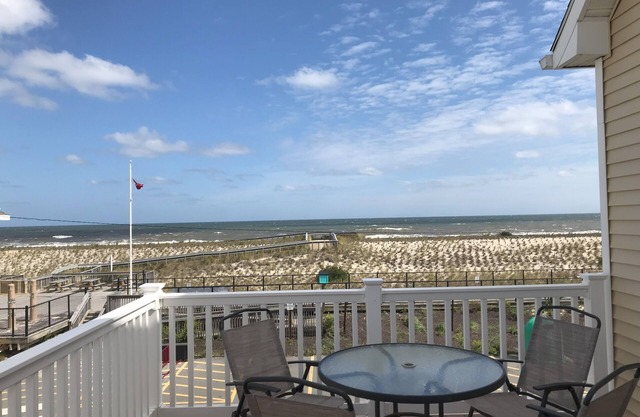 Oceanfront 2 family house 2nd fl unit, spectacular views, badges, 3parking spots