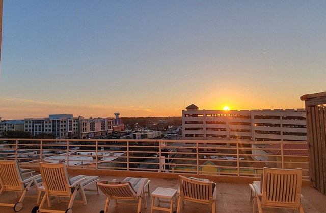 Oceanfront 2BR Penthouse w/Balcony Views