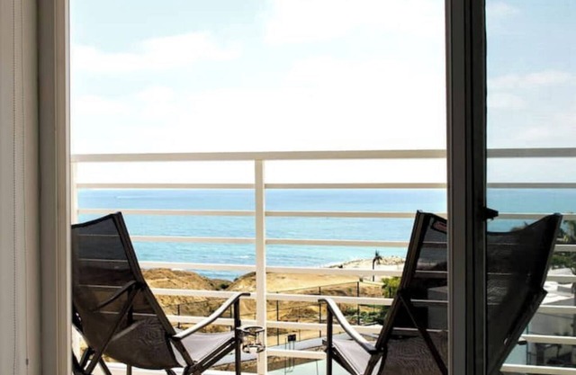 Oceanfront apartment, swimming pool, automatic check-in