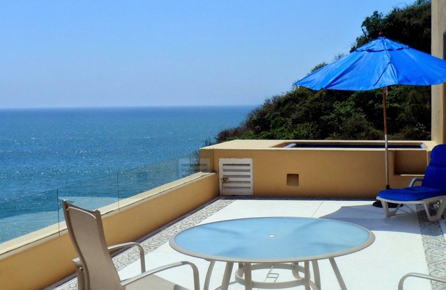 Oceanfront apartment. Great service. Beautiful private terrace with pool