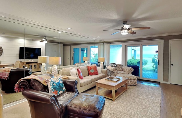 Oceanfront Condo with Balcony, Pool and Beach Access