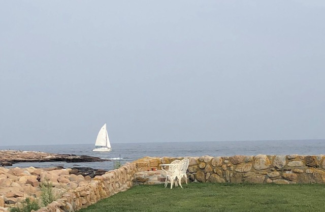 Oceanfront Cottage next to Lighthouse, sleeps 8