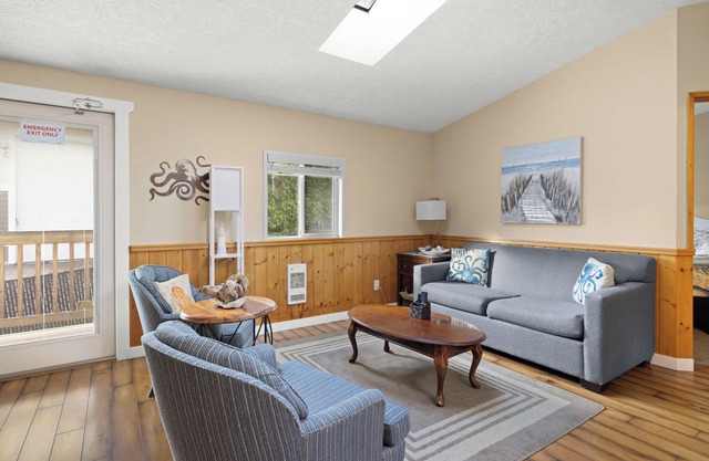 Oceanfront Cottage: Private Dock, Beach Access, Hot Tub, BBQ & Free Kayaks