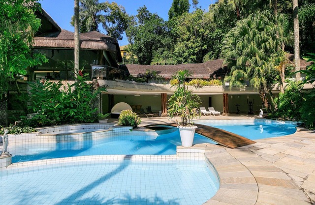 Oceanfront villa 8 suites in Mangaratiba - Man001