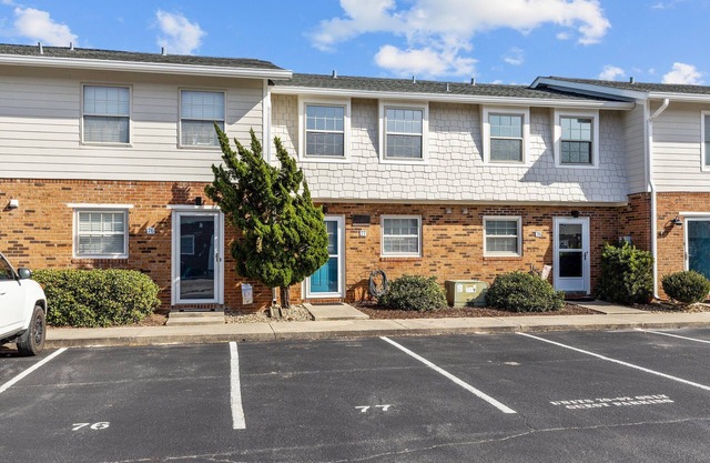 OCEANSIDE COMPLEX WITH POOLS & EASY BEACH ACCESS.