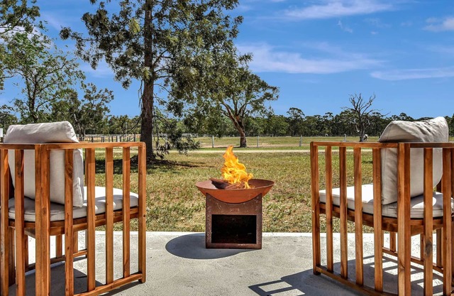 Odyssean Farmstay Cabin - Romantic Getaway, Roche Concert Bus Route & Nearby Wineries