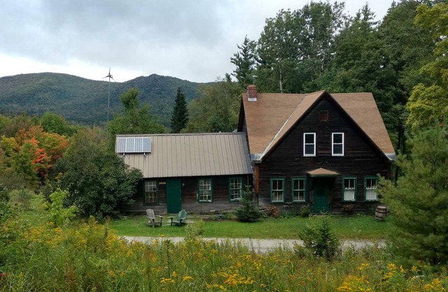 Off Grid Mountain Farmhouse with amazing views, soaking tub, seclusion, internet