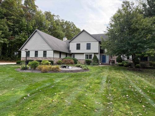 Off The Hook Spacious Home with Pool Firepit Large Yard