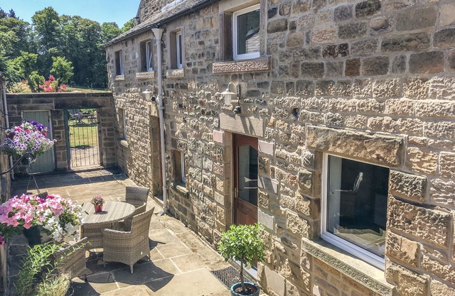 OLD FARM HOUSE, family friendly, character holiday cottage in Rowsley