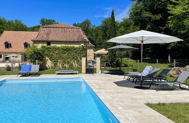 Old farm surrounded by woods in Dordogne. Private swimming pool and tennis court