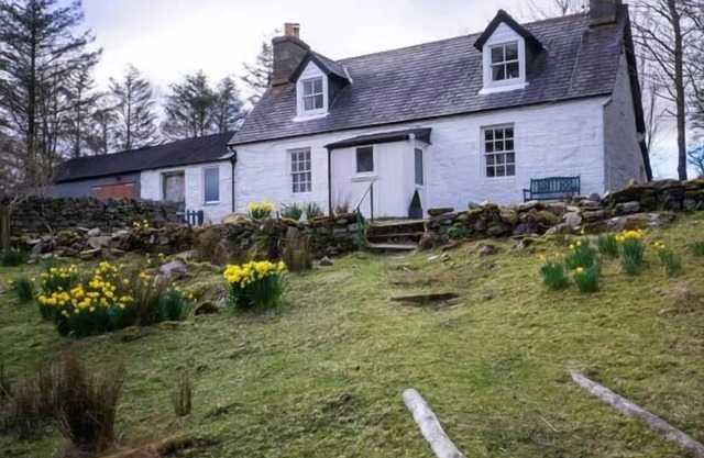OLD GRUMBEG COTTAGE, character holiday cottage in Bettyhill