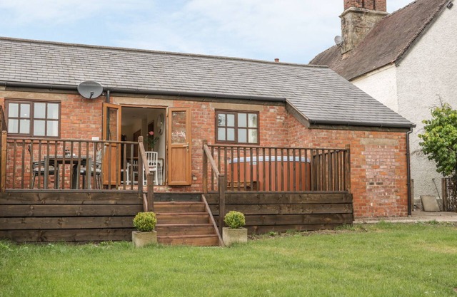 OLD HALL BARN 1, pet friendly, with hot tub in Church Stretton